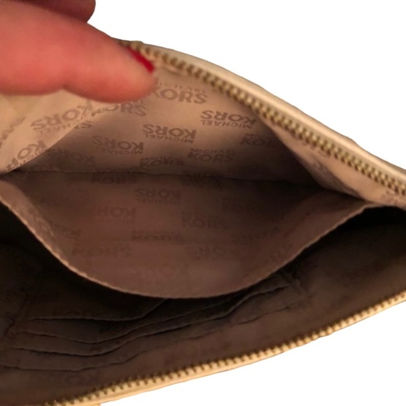 Michael Kors leather make up bag or wristlet W/strap has pockets for cards - Picture 7 of 14